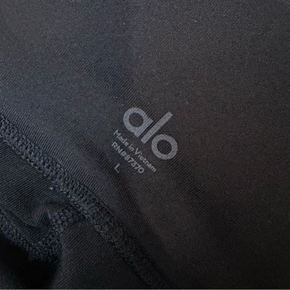 ALO Yoga High-Waist Cargo Leggings - Picture 9 of 9